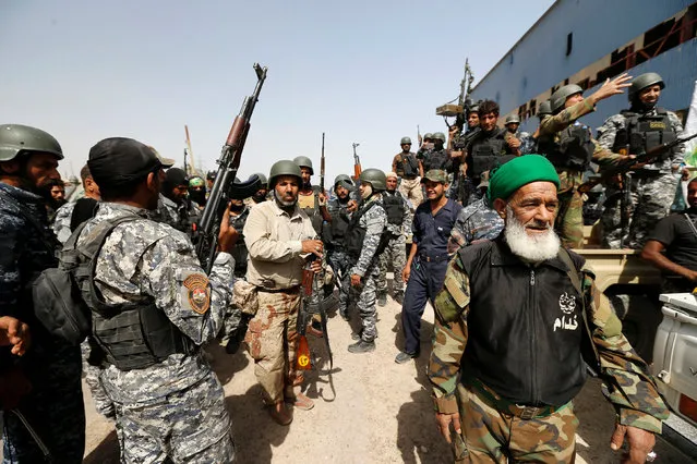 Shi'ite fighters with Iraqi security forces gather near Falluja, Iraq, May 24, 2016. (Photo by Thaier Al-Sudani/Reuters)