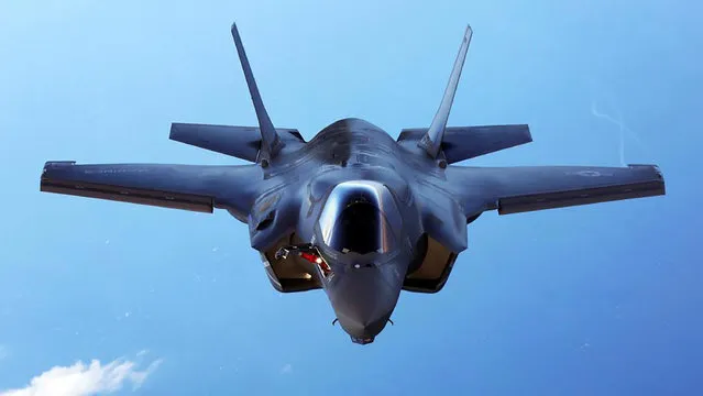 A U.S.Marine Corps F-35B joint strike fighter jet conducts aerial maneuvers during aerial refueling training over the Atlantic Ocean in this undated picture released August 20, 2015. The Marine Corps' F-35B model can take off from warships and aircraft carriers and land like a helicopter. (Photo by Reuters/US Marine Corps)