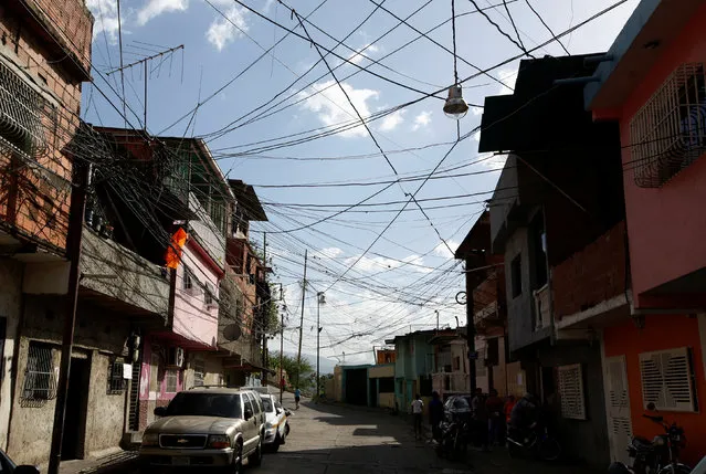 Power cables are seen at a street in Catia neighborhood, in Caracas, Venezuela, June 27, 2016. (Photo by Mariana Bazo/Reuters)
