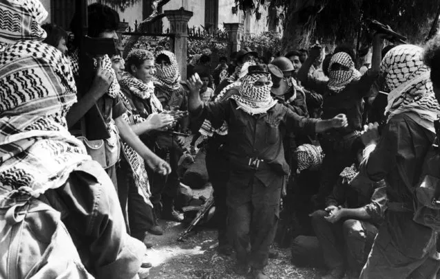 A group of Palestinians gather and dance together in West Beirut, on August 26, 1982, as they await their evacuation from Lebanon. It is the sixth day of the evacuation of the PLO overseen by the multi-national forces of America, Italy and France. (Photo by AP Photo/Rawas)