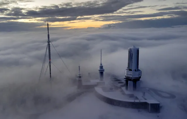 The top of the Feldberg mountains is surrounded by fog and clouds near Frankfurt, Germany, Sunday, December 11, 2022. (Photo by Michael Probst/AP Photo)