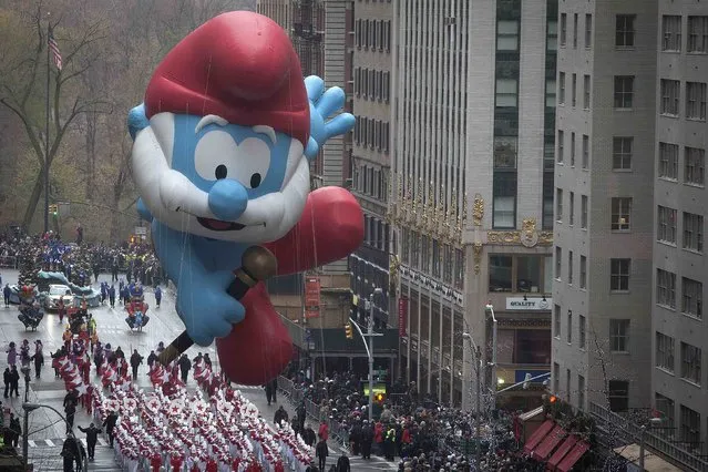 The Papa Smurf float makes its way down 6th Ave during the Macy's Thanksgiving Day Parade, in New York November 27, 2014. (Photo by Carlo Allegri/Reuters)