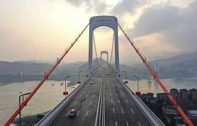 An aerial view of the Guojiatuo Yangtze River Bridge in southwest China's Chongqing, 18 January 2023. With a total length of 1,403.8 meters and a main span of 720 meters, the Guojiatuo Yangtze River Bridge was open to traffic on Wednesday. (Photo by Wang Quanchao/EPA/Xinhua) 