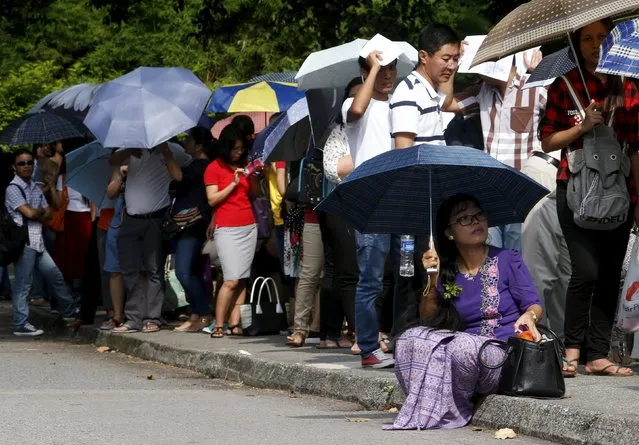 Myanmar nationals queue to cast their votes outside the Myanmar embassy in Singapore, October 15, 2015. (Photo by Edgar Su/Reuters)