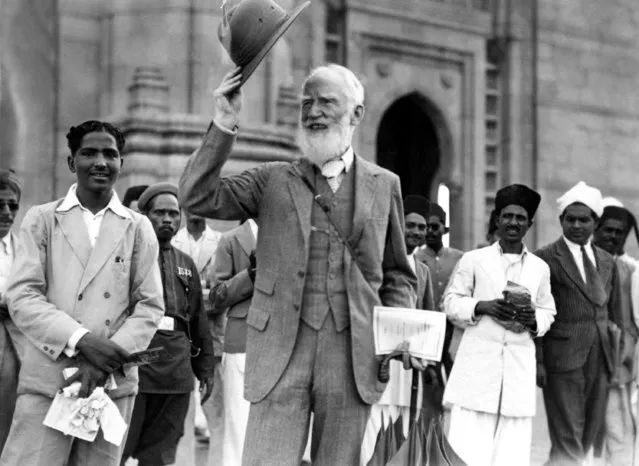 George Bernard Shaw acknowledges greeting on his arrival in Bombay, India in the course of a tour, January 26, 1933, which will take him around the world. He is scheduled to give a speech when he stops in the United States. (Photo by AP Photo)