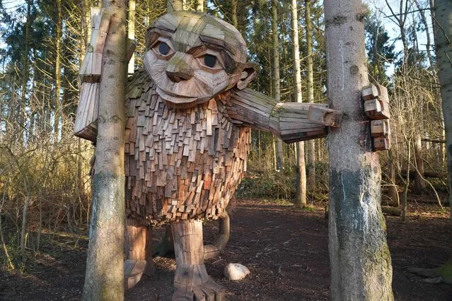 The “troll” statue ëLittle Tildeí by Danish recycling artist Thomas Dambo is pictured in Vallensbæk, Denmark, on March 23, 2023. (Photo by James Brooks/AFP Photo)