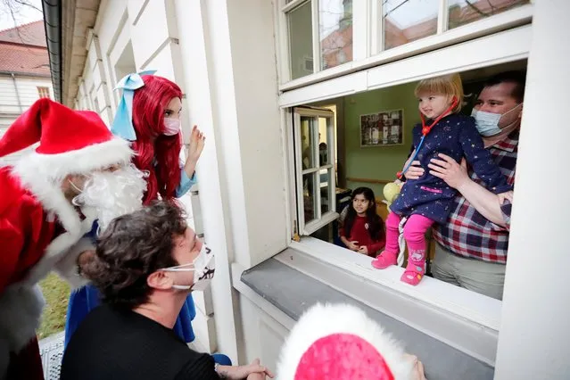 Members of the association Child Guardian Angels give presents to children at the German Heart Centre as the spread of the coronavirus disease (COVID-19) continues in Berlin, Germany, December 22, 2020. (Photo by Hannibal Hanschke/Reuters)