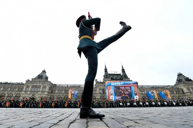Russian millitary personnel march past on Red Square in Moscow on May 6, 2018 during a rehearsal for the Victory Day military parade. Russia marks the 73rd anniversary of the Soviet Union's victory over Nazi Germany in World War Two on May 9. (Photo by Kirill Kudryavtsev/AFP Photo)