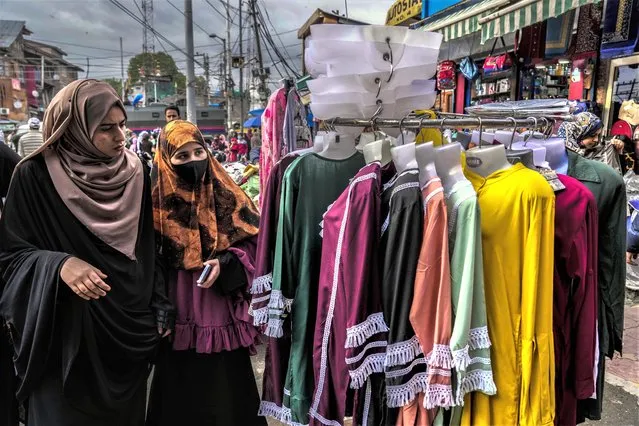 Kashmiri Muslims shop ahead of Eid al-Fitr in Srinagar, Indian controlled Kashmir, Tuesday, April 18, 2023. Eid al-Fitr, marks the end of the fasting month of Ramada. (Photo by Mukhtar Khan/AP Photo)