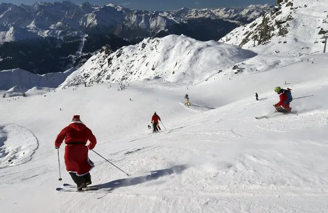 People, dressed as Santa Claus, take a curve during a promotional event on the opening weekend in the alpine ski resort of Verbier, Switzerland, December 6, 2015. (Photo by Denis Balibouse/Reuters)