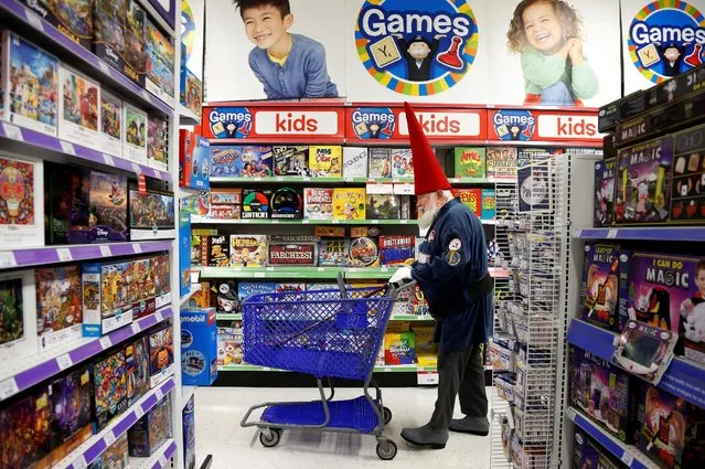 Santa Fred Osther from Oslo, Norway shops at a Toys R Us during a field trip from the Charles W. Howard Santa Claus School in Midland, Michigan, U.S. October 28, 2016. (Photo by Christinne Muschi/Reuters)