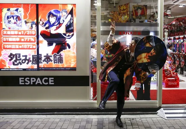 An employee dances outside a Pachinko slot machine parlour to attract customers in central Tokyo November 30, 2015.  Japanese wages rose for the fourth straight month in October on an annual and inflation-adjusted basis, data showed on December 4, 2015, offering some hope a gradual increase in household income will underpin private consumption. (Photo by Thomas Peter/Reuters)