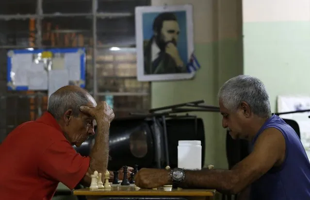 Men play chess near an image of Cuba's late President Fidel Castro in the Buena Vista neighborhood of Havana, November 30, 2016. (Photo by Reuters/Stringer)