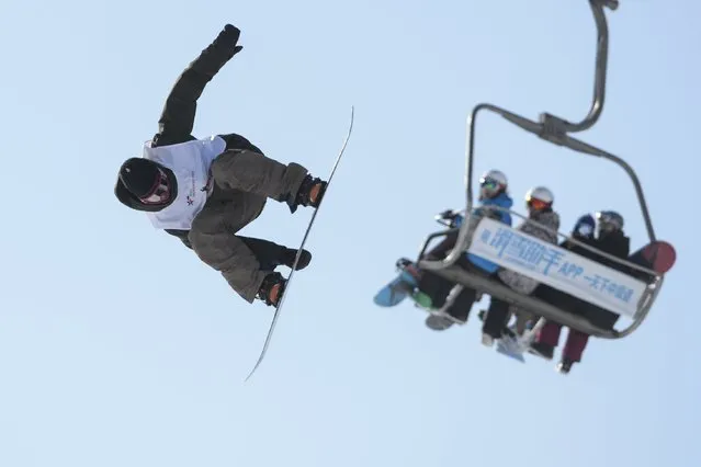 A snowboarding contestant takes a jump during a competition in Beijing, China, January 17, 2016. (Photo by Reuters/China Daily)