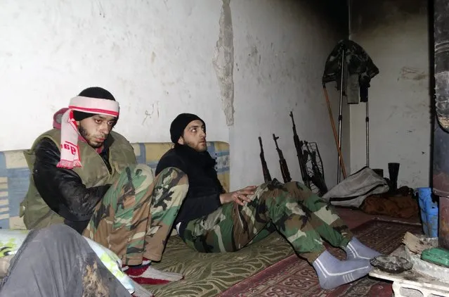 Rebel fighters rest in a safehouse in the northwestern Homs district of Al Waer January 18, 2015. (Photo by Reuters/Stringer)