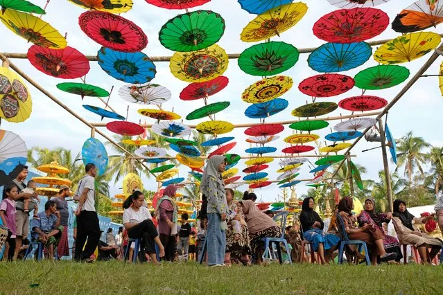 Visitors visit the Chatra umbrella installation exhibition during the 2023 Borobudur Tridaya Festival at Ringinputih field in Magelang, Central Java province, Indonesia on December 23, 2023, in this photo taken by Antara Foto. (Photo by Anis Efizudin/Antara Foto via Reuters)