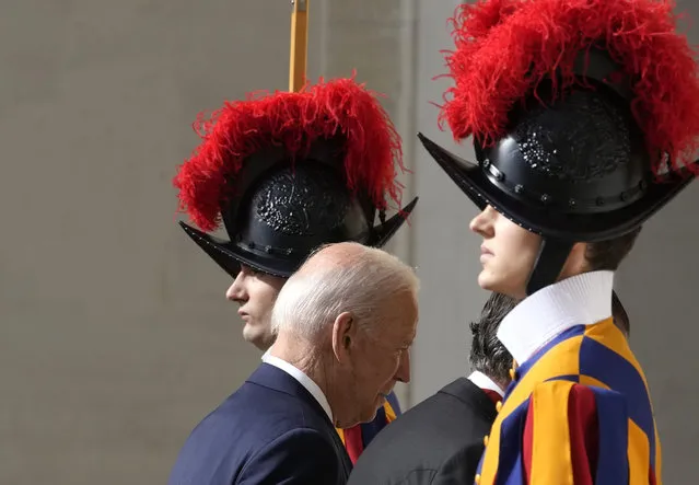 U.S. President Joe Biden walks past two Swiss Guards as he arrives for a meeting with Pope Francis at the Vatican, Friday, October 29, 2021. A Group of 20 summit scheduled for this weekend in Rome is the first in-person gathering of leaders of the world's biggest economies since the COVID-19 pandemic started. (Photo by Andrew Medichini/AP Photo)