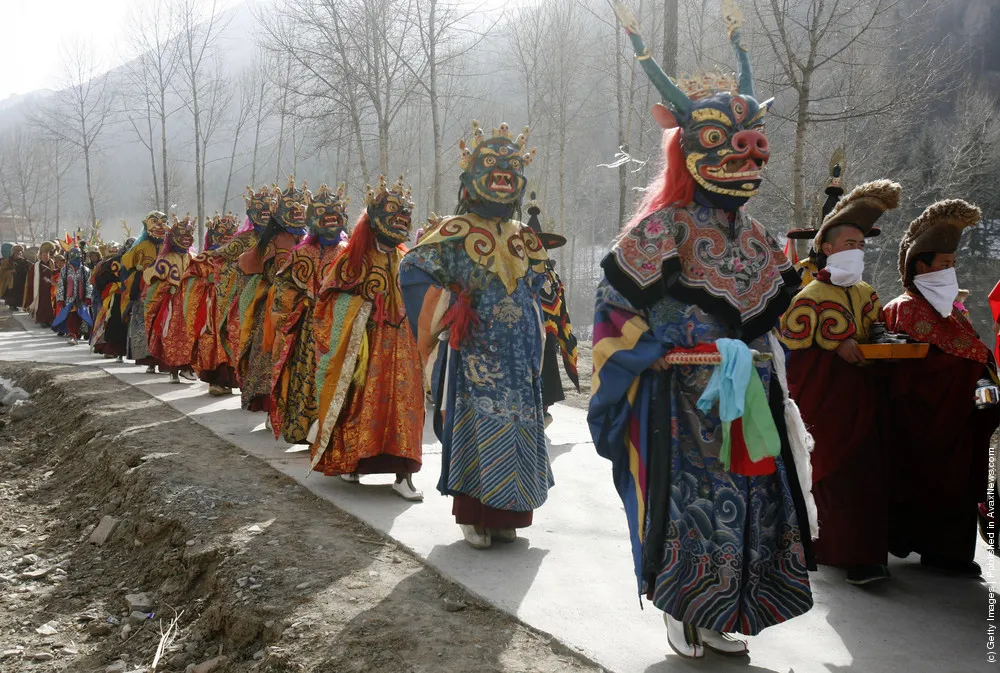 “Tiaoqian” Praying Ceremony Held To Scare Away Evil Spirits At Youning Temple