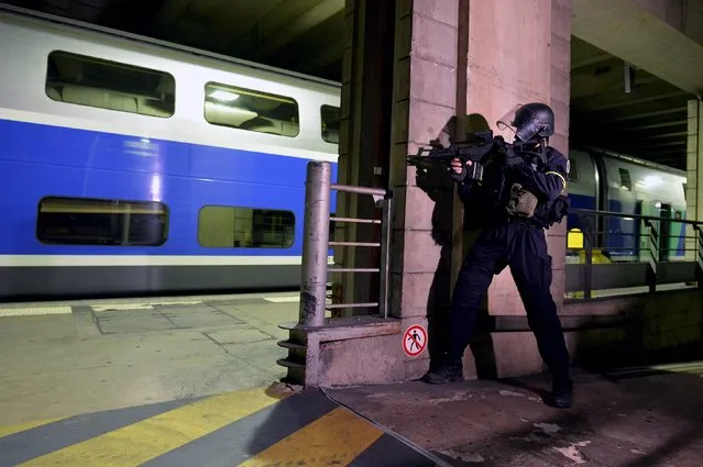 A member of the National Gendarmerie Intervention Group (GIGN) stands in position during a training exercise in the event of a terrorist attack in presence of the French Interior Minister Bernard Cazeneuve with members of the National Gendarmerie Intervention Group (GIGN) and Recherche Assistance Intervention Dissuasion (RAID) at la Gare Montparnasse, center in Paris on April 20, 2016. (Photo by Miguel Medina/Reuters)