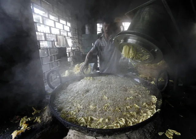 A worker prepares snacks inside a workshop in Kolkata March 10, 2011. (Photo by Rupak De Chowdhuri/Reuters)