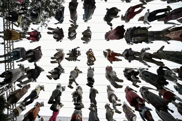 An art installation named “Renascimento” (Rebirth), by Siron Franco, who hung 365 mannequins six meters from the floor to honour the coronavirus disease (COVID-19) victims and health workers, at Casa das Rosas, in Sao Paulo, Brazil, January 15, 2022. (Photo by Carla Carniel/Reuters)