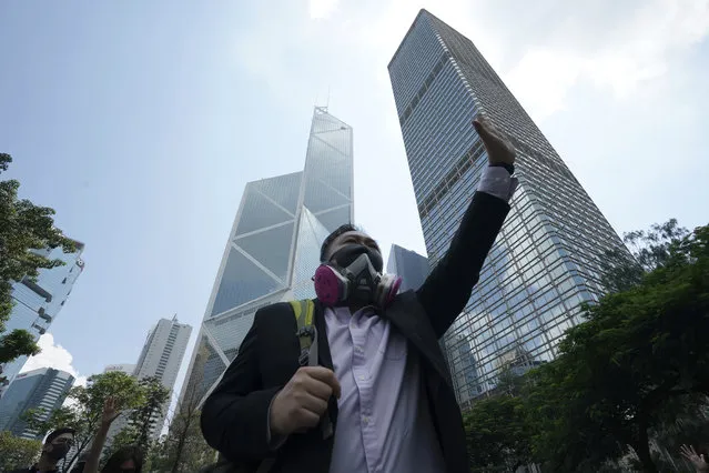 A protester wears a gas mask and holds up his hand to represent the five demands in Hong Kong Friday, October 4, 2019. Hong Kong pro-democracy protesters marched in the city center ahead of reported plans by the city’s embattled leader to deploy emergency powers to ban people from wearing masks in a bid to quash four months of anti-government demonstrations. (Photo by Vincent Thian/AP Photo)