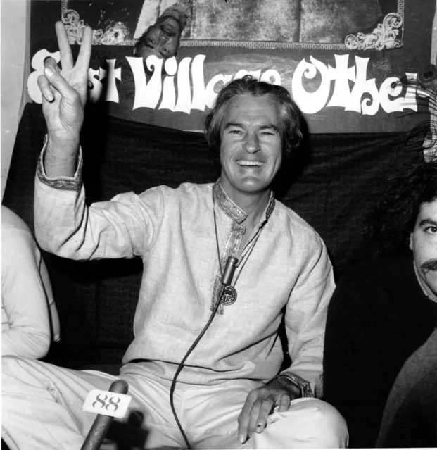 Dr. of psychology Timothy Leary holds up his hand and makes the peace sign during a news conference in New York City on February 21, 1968. (Photo by AP Photo/Lindsay)