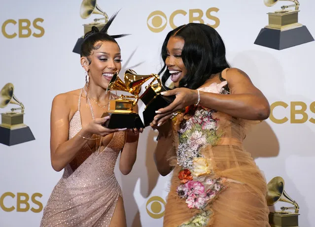 Doja Cat, left, and SZA, winners of the award for best pop duo/group performance for “Kiss Me More”, pose in the press room at the 64th Annual Grammy Awards at the MGM Grand Garden Arena on Sunday, April 3, 2022, in Las Vegas. (Photo by John Locher/AP Photo)