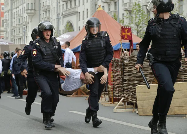 Russian police officers carry a detained participant of an unauthorized opposition rally in Tverskaya street in central Moscow, Russia, 12 June 2017. Russian liberal opposition leader and anti-corruption blogger Alexei Navalny has called his supporters to hold a protest in Tverskaya Street, which leads to the Kremlin, instead of the authorized by Moscow officials Sakharov avenue. According to news reports on 12 June 2017 citing his wife Yuliya Navalnaya, Alexei Navalny has been arrested ahead of planned protests in Moscow. (Photo by Yuri Kochetkov/EPA)