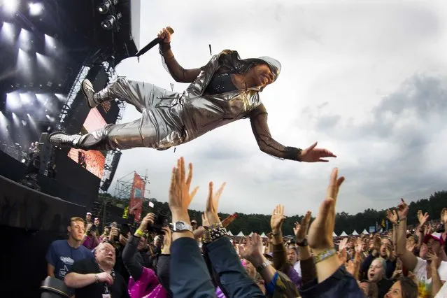 British singer Skin of the band Skunk Anansie jumps into the crowd as she performs at the Pinkpop festival in Landgraaf, The Netherlands, 12 June 2016. (Photo by Paul Bergen/EPA)