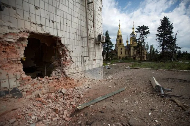 A building damaged by a Russian military strike is seen in the town of Marinka, as Russia's attack on Ukraine continues, in Donetsk region, Ukraine on May 28, 2022. (Photo by Anna Kudriavtseva/Reuters)