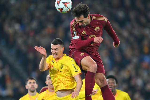 Roma's German defender #15 Mats Hummels (top) fights for the ball with Sporting Braga's Spanish defender #19 Adrian Marin Gomez during the EUFA Europa League football match between AS Roma and Sporting Braga at the Olympic stadium in Rome, on December 12, 2024. (Photo by Andreas Solaro/AFP Photo)