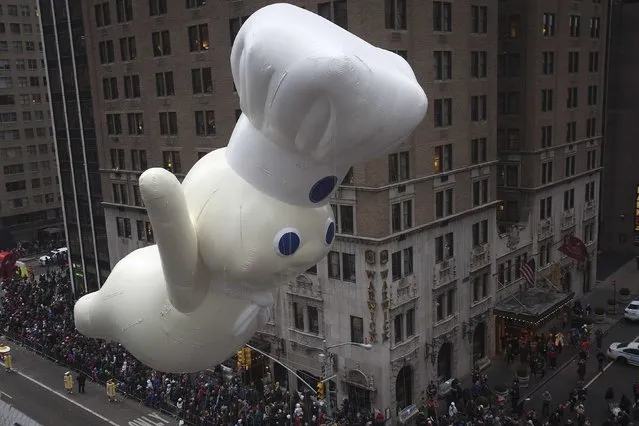 The Pillsbury Doughboy float makes its way down 6th Ave during the Macy's Thanksgiving Day Parade in New York November 27, 2014. (Photo by Carlo Allegri/Reuters)