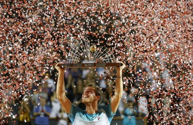 Argentina' s Diego Schwartzman celebrates with the trophy after beating Spain' s Fernando Verdasco during their ATP World Tour Rio Open singles final tennis match at the Jockey Club in Rio de Janeiro on February 25, 2018. (Photo by Sergio Moraes/Reuters)