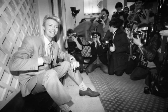 David Bowie is seen during a press photo call at a hotel in London, March 17, 1983. Bowie is due to release a new album and national tour later in the year. (Photo by AP Photo/Redman)