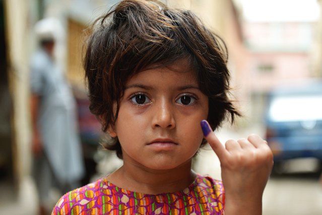 A girl shows her marked finger after receiving polio vaccine drops during a door-to-door vaccination campaign in Peshawar, KPK province, Pakistan, 01 September 2025. The week-long anti-polio campaign began in 99 high-risk districts across Pakistan. (Photo by Bilawal Arbab/EPA)