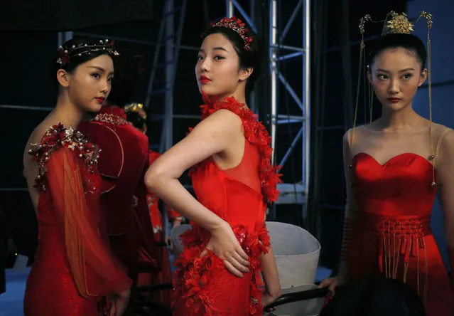 Models prepare backstage for the Taiwanese designer Tsai Meiyue's fashion show during the Mercedes-Benz China Fashion Week in Beijing, China, 27 October 2016. The fashion week runs from 25 October to 02 November. (Photo by How Hwee Young/EPA)