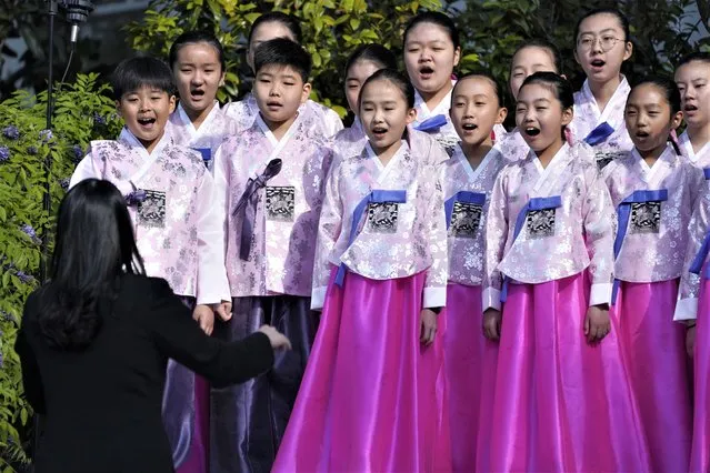 Children sing as they wait for President Joe Biden and South Korea's President Yoon Suk Yeol for a State Arrival Ceremony on the South Lawn of the White House in Washington, Wednesday, April 26, 2023. (Photo by Evan Vucci/AP Photo)