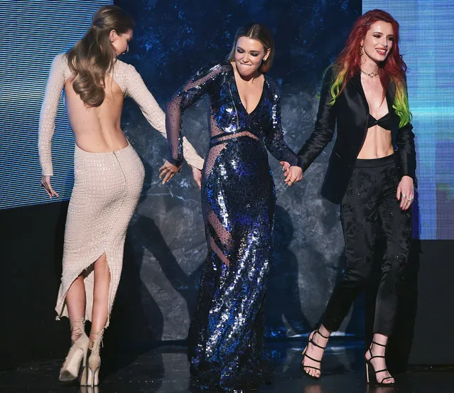 (L-R) Co-host Gigi Hadid passes by singer Rachel Platten and actress Bella Thorne walking onstage during the 2016 American Music Awards at Microsoft Theater on November 20, 2016 in Los Angeles, California. (Photo by Kevin Winter/Getty Images)