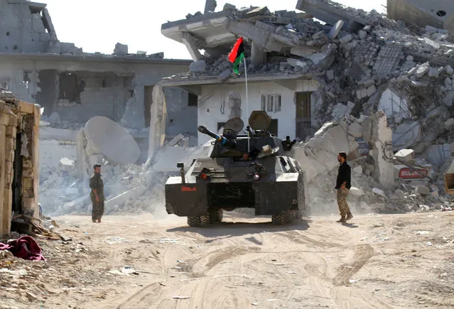 Fighters of Libyan forces allied with the U.N.-backed government take position near the front line of fighting with Islamic State militants in Ghiza Bahriya district in Sirte, Libya November 22, 2016. (Photo by Hani Amara/Reuters)