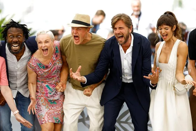 (From L) French actor Jean-Christophe Folly, Danish actress Vicki Berlin, US actor Woody Harrelson, Swedish film director Ruben Ostlund and South African model and actress Charlbi Dean attend a photocall for the film “Triangle of Sadness” at the 75th edition of the Cannes Film Festival in Cannes, southern France, on May 22, 2022. (Photo by Stephane Mahe/Reuters)