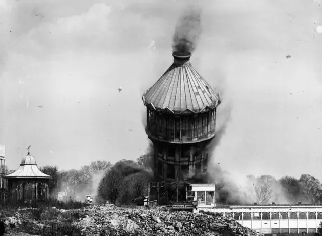 The great tower of Crystal Palace in London falls to the ground during its demolition, 16th April 1941. (Photo by Topical Press Agency/Getty Images)