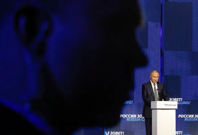 Russian President Vladimir Putin delivers a speech during a session of the VTB Capital Investment Forum “Russia Calling!”, with a security guard seen in the foreground, in Moscow, Russia November 28, 2018. (Photo by Maxim Shemetov/Reuters)
