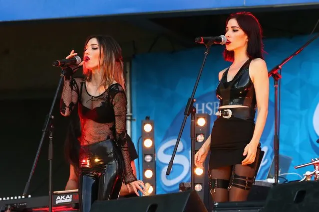 Jessica Origliasso and Lisa Origliasso of the Veronicas perform during the 20146 Sydney Sevens at Allianz Stadium on February 6, 2016 in Sydney, Australia. (Photo by Cameron Spencer/Getty Images)