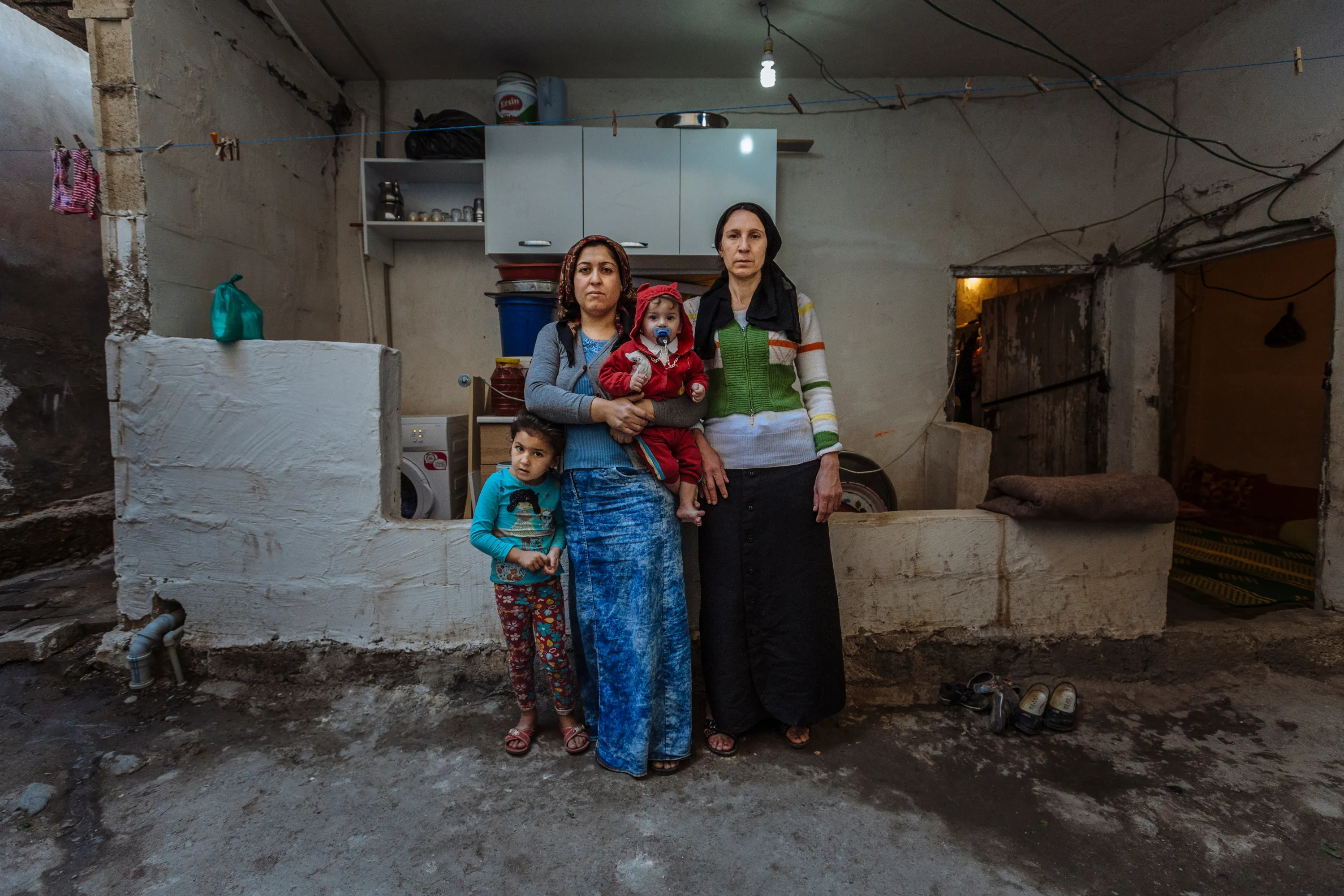 Где живут турки. Дом бедного человека. Бедная семья. Турецкий детский дом. Бедные дома в Турции.