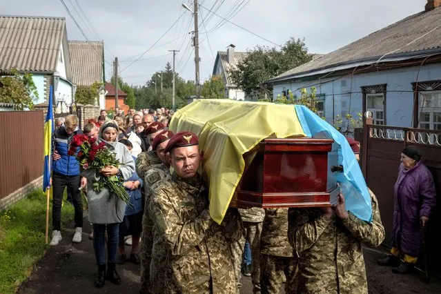 The funeral procession for Chief Sergeant Serhiy Grymaylo, 30, in Novomoskovsk, Ukraine, on Thursday, September 29, 2022.  Grymaylo was killed in the Donetsk region on September 23, 2022. (Photo by Nicole Tung/The New York Times)