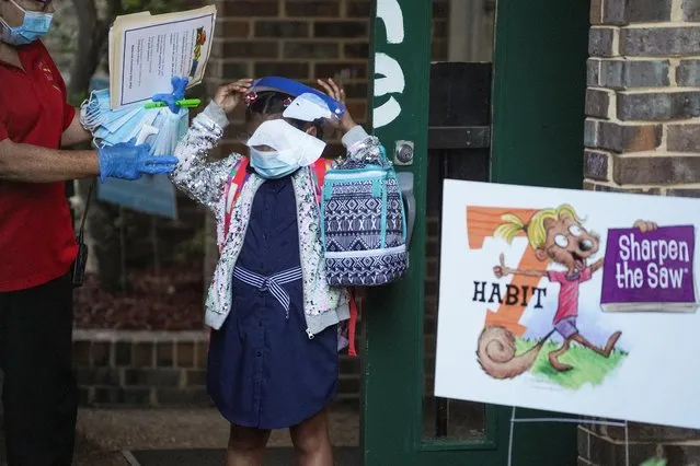 A 1st grader Elida Covazos Ayala wears a face shield in Benbrook Elementary School on the first day of school in Houston, Texas, August 23, 2021. (Photo by Go Nakamura/Reuters)