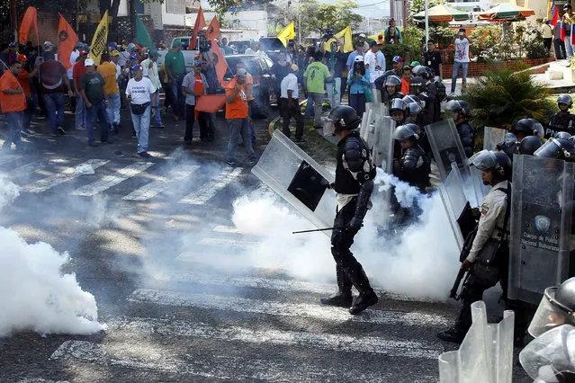 Opposition supporters clash with riot police during a rally against Venezuelan President Nicolas Maduro's government and to commemorate the 59th anniversary of the end of the dictatorship of Marcos Perez Jimenez in San Cristobal, Venezuela January 23, 2017. (Photo by Carlos Garcia Rawlins/Reuters)