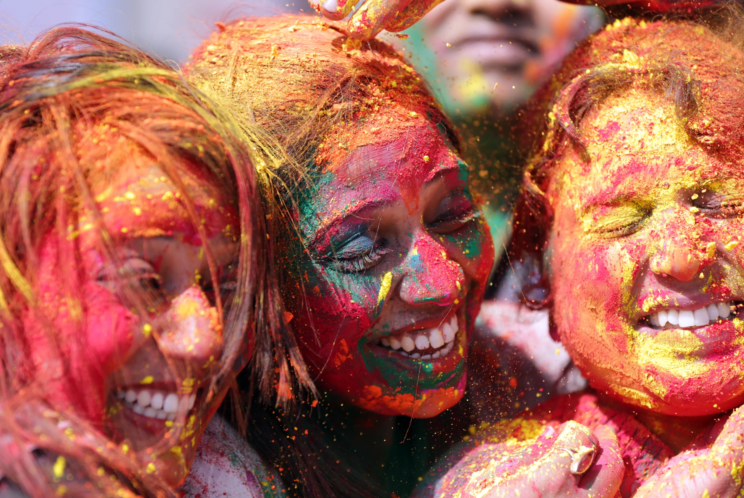 Красочные моменты. Фестиваль красок Холи в Индии. Праздник красок Холи в Индии. День красок Холи в Индии.