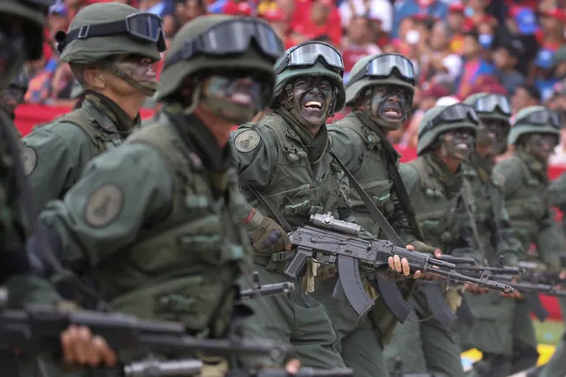 Venezuelan soldiers take part in a military parade in Caracas, Venezuela February 1, 2017. (Photo by Carlos Garcia Rawlins/Reuters)